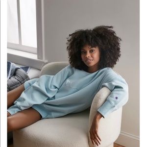 UO CHAMPION BOYFRIEND CREWNECK ✨